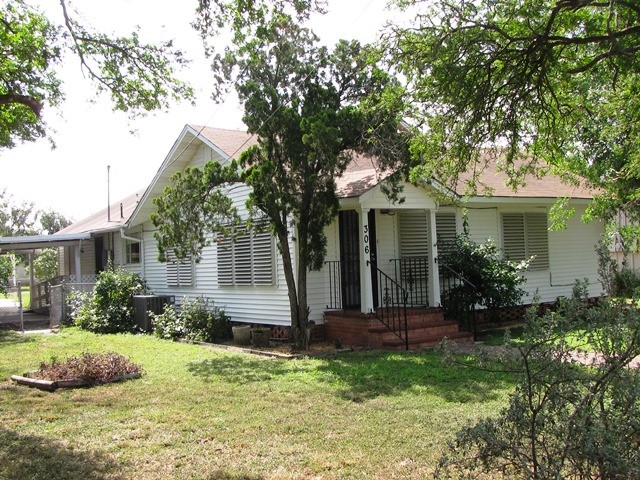 front view facing arroyo blvd